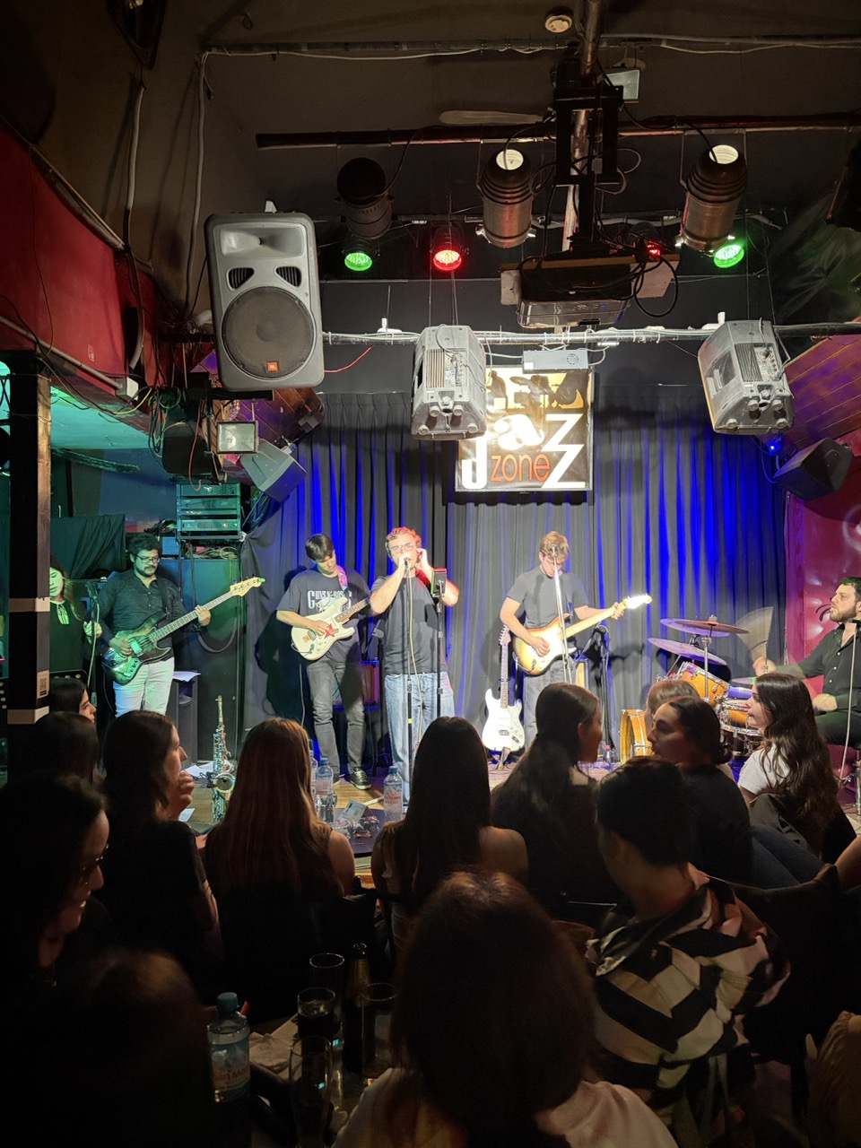 Banda en vivo en el Concierto Pro Fondos